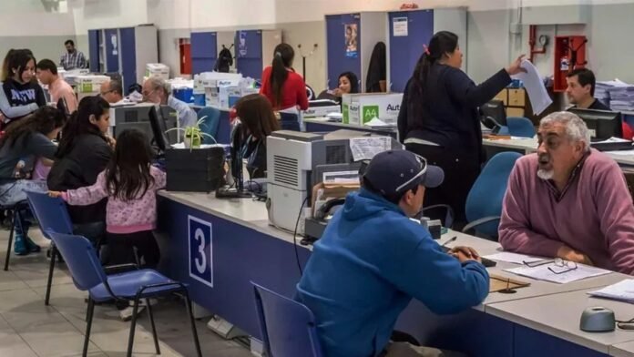 El Gobierno definió aumentos salariales escalonados para estatales y residentes de salud