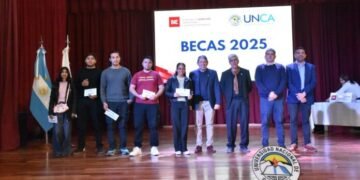 Entregan Becas de Ayuda Económica con un aumento del 40%
