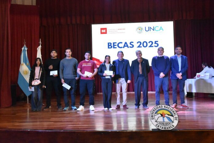 Entregan Becas de Ayuda Económica con un aumento del 40%