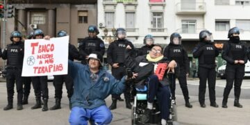 Milei enfrenta la presión de la oposición y tantea concesiones para salvar su escudo legislativo