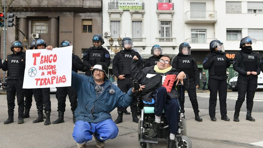 Milei enfrenta la presión de la oposición y tantea concesiones para salvar su escudo legislativo