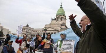 Milei vistió de violeta a macristas y banalizó el símbolo del Nunca Más para lanzar la campaña libertaria bonaerense