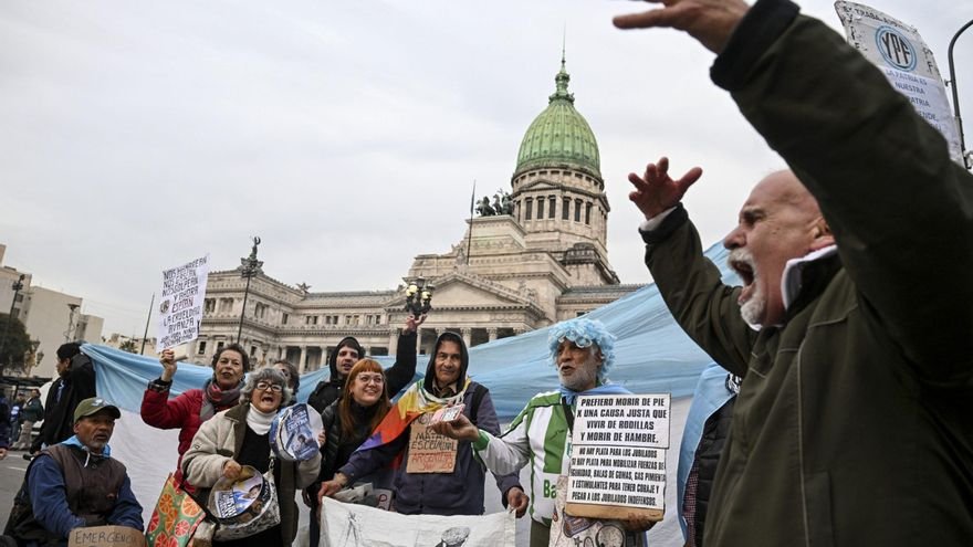 Milei vistió de violeta a macristas y banalizó el símbolo del Nunca Más para lanzar la campaña libertaria bonaerense