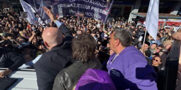 «Si le pegaban en la cabeza lo mataban»: qué pasó en el ataque con piedras a la caravana de Milei