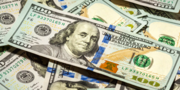 El dólar oficial retrocedió y cerró en $1350 tras una semana de baja sostenida