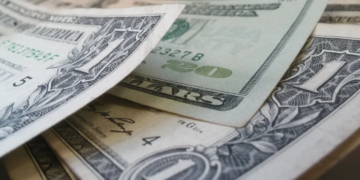 El dólar oficial se recalienta y roza los $1.400 en la previa electoral