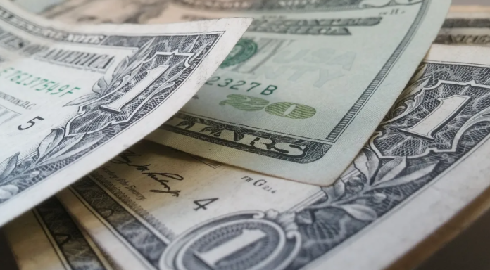 El dólar oficial se recalienta y roza los $1.400 en la previa electoral