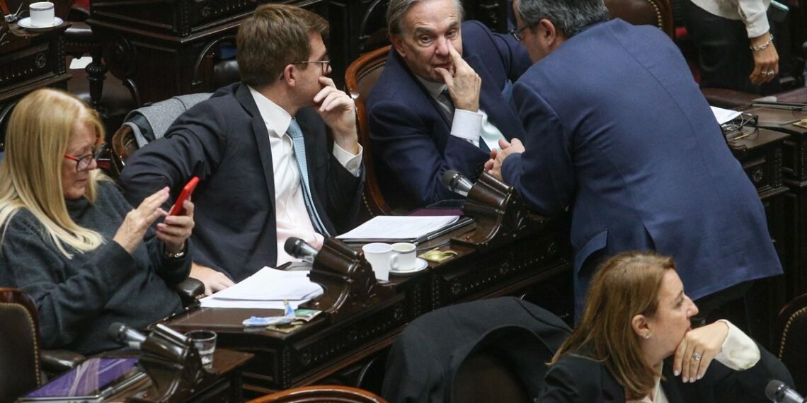 El Gobierno se niega a aplicar la ley de discapacidad y la oposición pide la cabeza de Francos