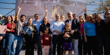 Familias del barrio Santa Marta recibieron sus escrituras