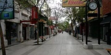 Impactante incendio en un local de ropa de la peatonal Rivadavia