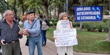 Jubilados celebran su día con arte y protesta en la Plaza 25 de Mayo