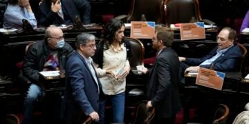 La pelea por los indecisos: Milei y la oposición juegan a todo o nada en la previa de la sesión por los vetos a la emergencia pediátrica y el financiamiento universitario