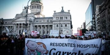 Los trabajadores del Hospital Garrahan realizan un paro tras el veto de Milei y marchan de Congreso a Plaza de Mayo
