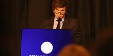 Milei culpa al “pánico político” por la crisis económica y llama a “pintar el país de violeta”