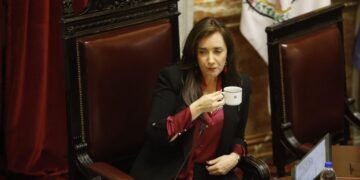Milei intenta rearmar la campaña electoral mientras el Congreso le marca cada vez más límites