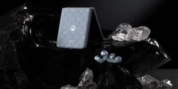 The Brilliant Collection: llegan a Argentina los nuevos moto buds loop y el motorola razr 60 con cristales Swarovski en color PANTONE Ice Melt