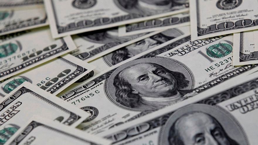 El dólar cotiza a $1.420 mientras las acciones y bonos argentinos suben tras la victoria libertaria