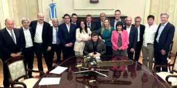 En Córdoba, Milei inició su raid de cierre de campaña con una caminata en medio de protestas