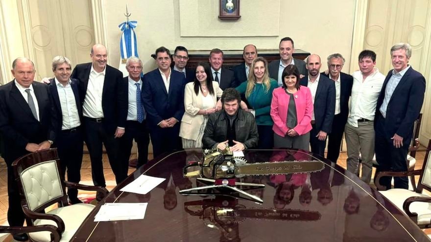 En Córdoba, Milei inició su raid de cierre de campaña con una caminata en medio de protestas