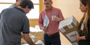 Las claves de la elección: Milei va a un plebiscito en medio de una crisis múltiple y desafiado por el PJ y los gobernadores