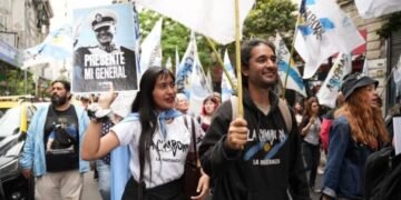 Movilización peronista frente al domicilio de Cristina Kirchner en el Día de la Lealtad