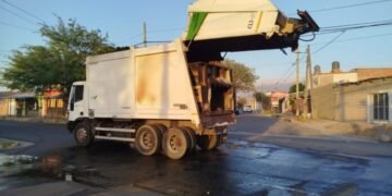 Por tirar brasas encendidas en un contenedor, se incendió un camión de recolección en la Capital