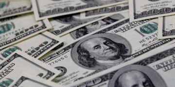 Rebota el dólar, mientras el Gobierno define que el salario suba por mérito y no por inflación