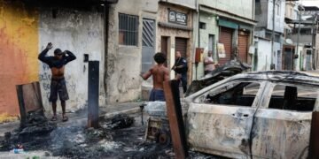 Suman 132 los muertos en la operación policial en Río de Janeiro y en las favelas exponen los cadáveres en las plazas