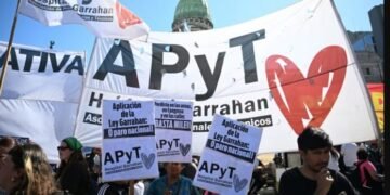 Trabajadores del Hospital Garrahan marchan a Olivos contra el veto de Milei a la ley de Emergencia Pediátrica