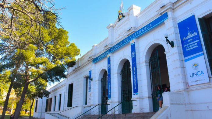 Docentes universitarios continúan con medidas de fuerza en la UNCA