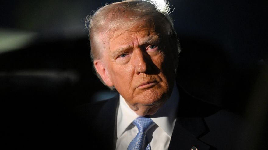 Donald Trump avisó que “el espacio aéreo de Venezuela está cerrado en su totalidad” en plena escalada militar