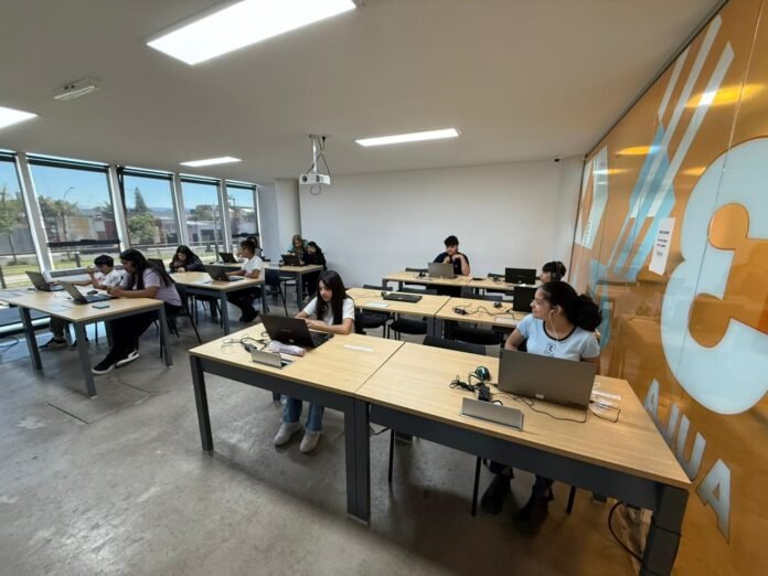 El Sistema Educativo Municipal es pionero en la implementación de exámenes digitales internacionales de Cambridge