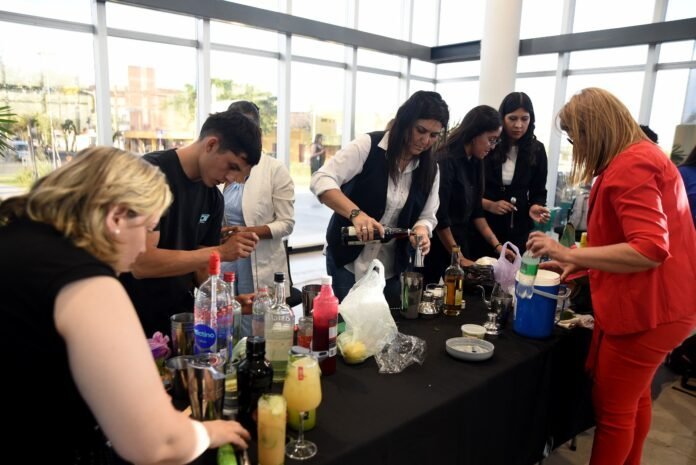Entregaron certificados a 83 nuevos bartenders internacionales