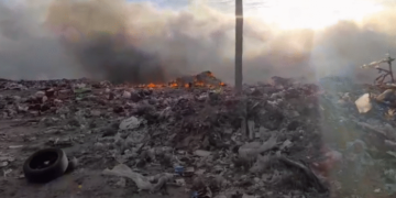 Incendio en el vertedero generó una densa cortina de humo en el centro de la ciudad