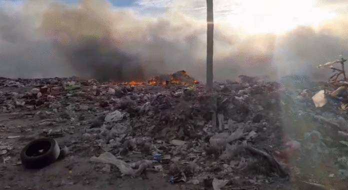 Incendio en el vertedero generó una densa cortina de humo en el centro de la ciudad