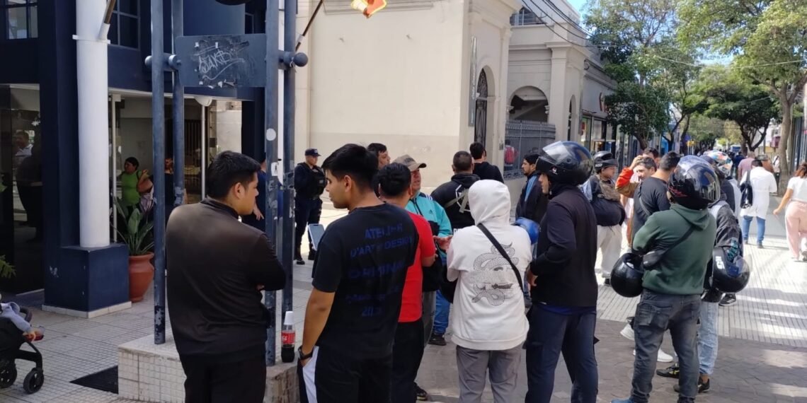 Trabajadores de Uber Moto reclaman frente al Concejo Deliberante por su fuente laboral