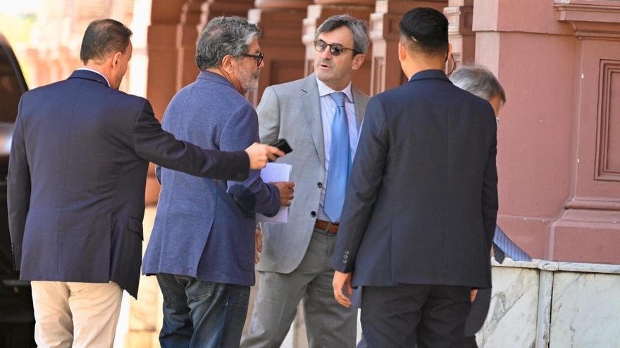 Tras su primera reunión de gabinete, Adorni quedó al frente del Consejo de Mayo y ordena el comienzo del nuevo ciclo