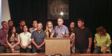 Kicillof, la izquierda, jubilados y organismos de DDHH se suman a la marcha de la CGT en Plaza de Mayo
