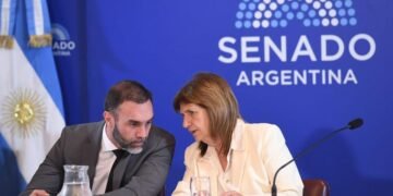 Milei y Caputo enfrentan los riesgos de que la economía no crezca ni la inflación baje como en el dibujo del presupuesto