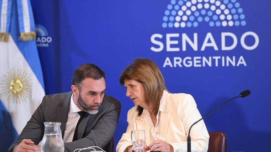 Milei y Caputo enfrentan los riesgos de que la economía no crezca ni la inflación baje como en el dibujo del presupuesto