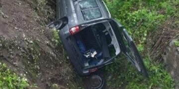 Cayó una camioneta a un barranco en Las Juntas: un joven resultó herido