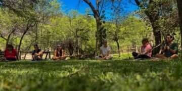 Clase gratuita de yoga al aire libre en el Playón de El Jumeal