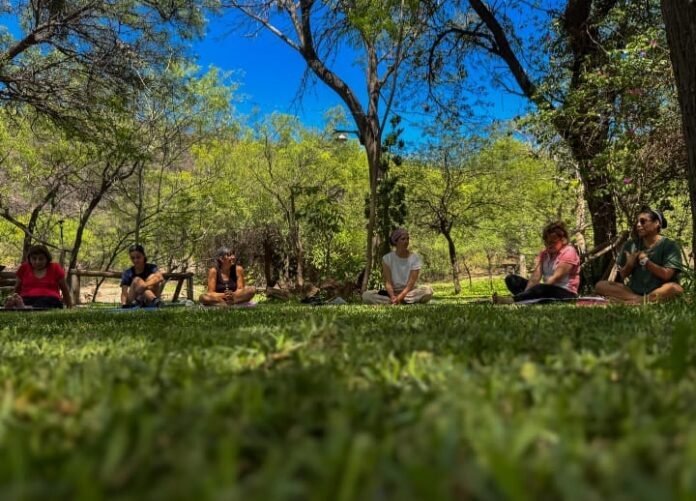Clase gratuita de yoga al aire libre en el Playón de El Jumeal
