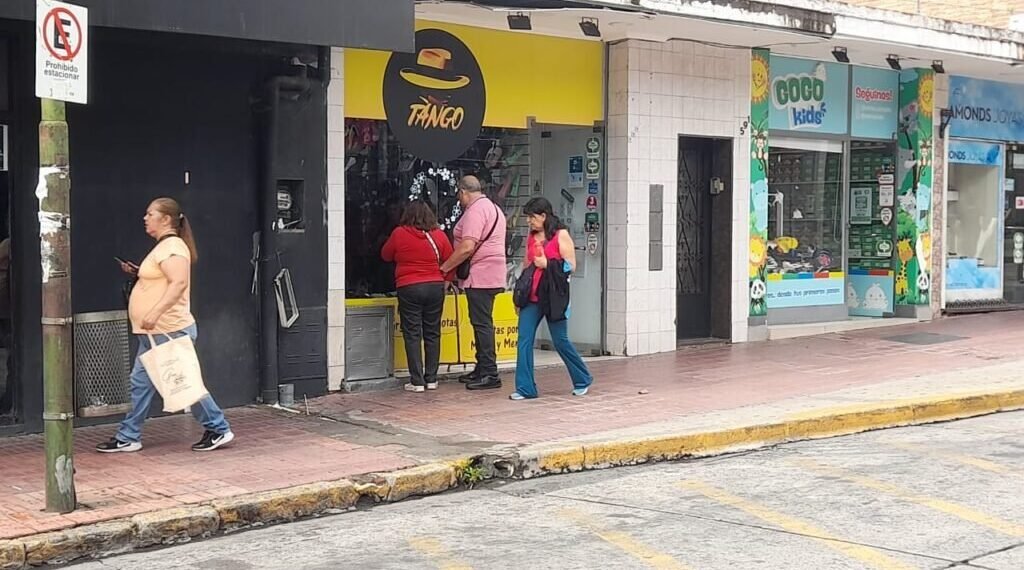 Comerciantes denuncian fuerte olor a gas en calle Chacabuco