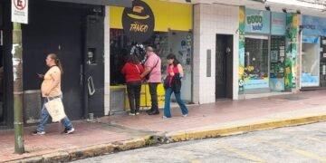 Comerciantes denuncian fuerte olor a gas en calle Chacabuco