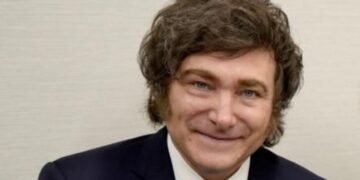 El trabajador cobra cada vez menos, el Gobierno le pisa más el salario y el empresario exige más en Davos