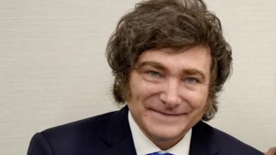El trabajador cobra cada vez menos, el Gobierno le pisa más el salario y el empresario exige más en Davos