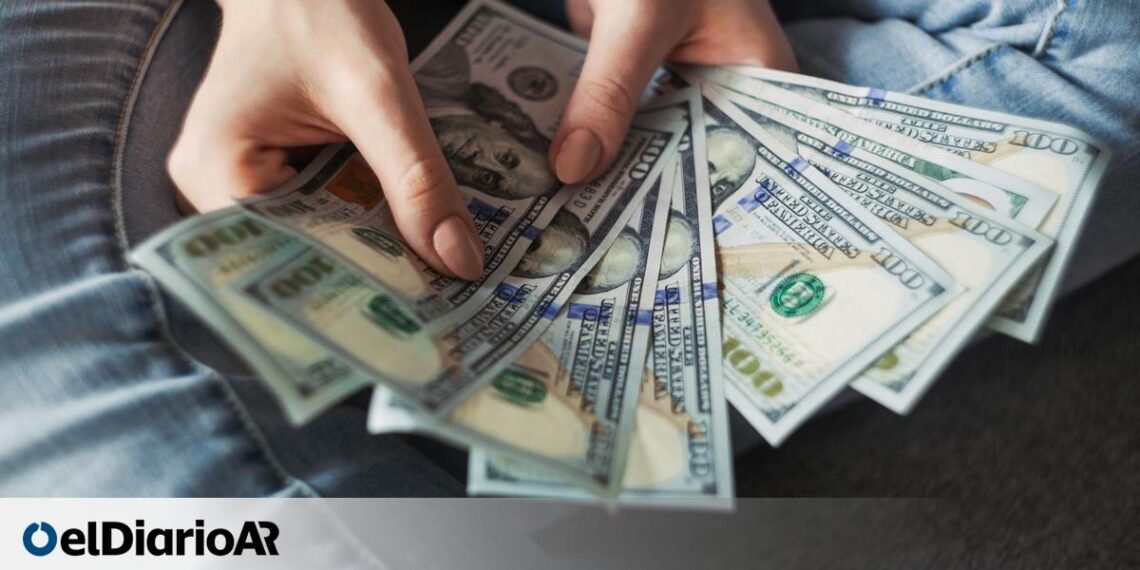 Primer día con nuevas bandas cambiarias: el dólar subió en todas sus variantes y se acercó al techo de flotación