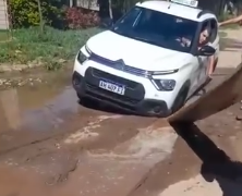 Un remisero quedó atascado en Valle Viejo y se agravan las quejas por el estado de las calles