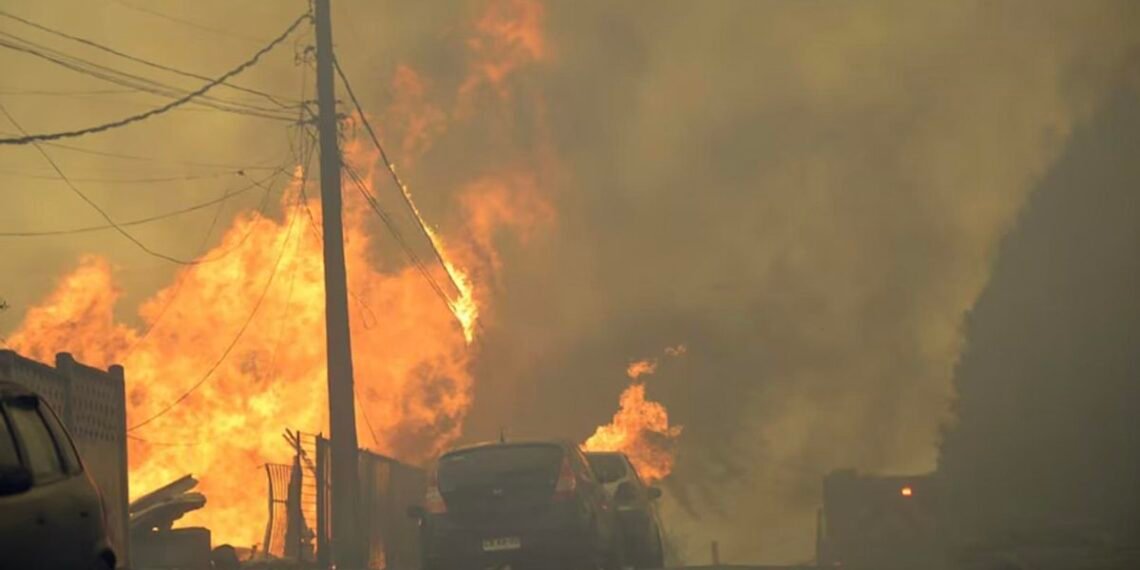 Ya son 18 las víctimas fatales y más de 50.000 evacuados por los incendios forestales en el sur de Chile